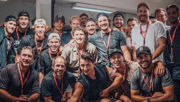 Andreas Gabalier (vorne Mitte) mit den Grazer Eishockey-Cracks (Bild: Graz 99ers)