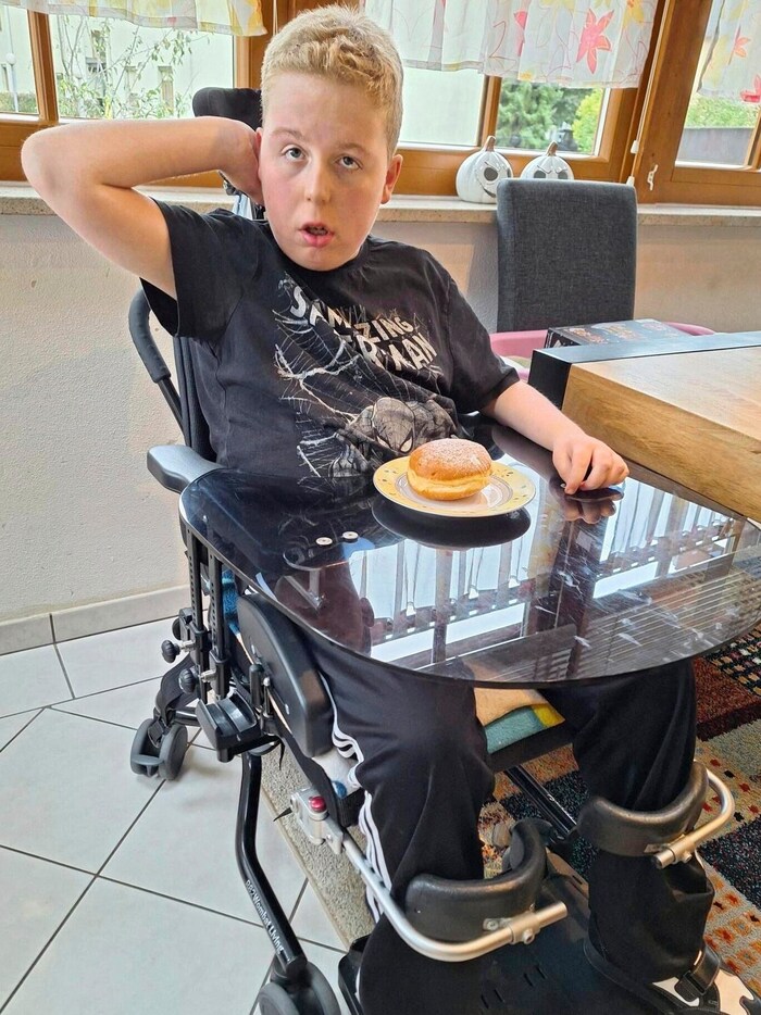 Marcel ist auf den Rollstuhl angewiesen
