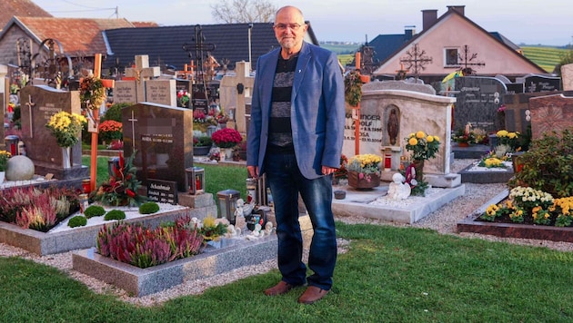 Father Rupert Granegger holds mass in Altenfelden, the home parish of the alleged perpetrator. (Bild: Scharinger Daniel)