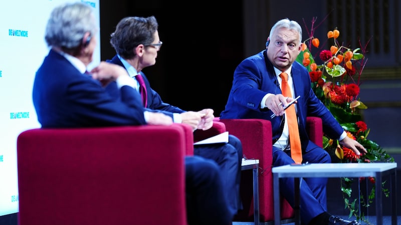 Ex-Bundeskanzler Gerhard Schröder (li), Chefredaktor Roger Köppel (Mi.) und Ministerpräsident Viktor Orbán (Bild: APA/Eva Manhart)