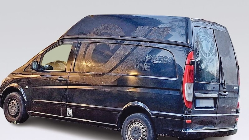 In diesem schwarzen Mercedes Vito waren 22 Flüchtlinge eingesperrt – die meisten in einem schlechten Gesundheitszustand. (Bild: Christian Schulter)