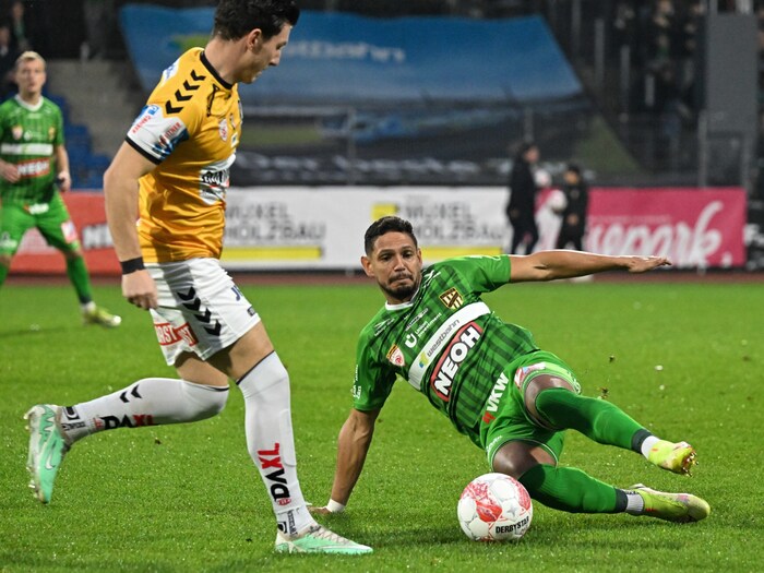 Willy Rodrigues (re.) räumt in der Lustenau-Abwehr auf.