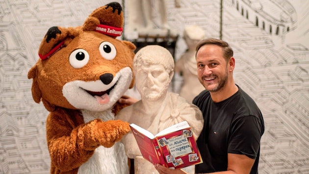 Lesefuchs Theo und Leseonkel Christian mit einem spannenden Buch im kärnten.museum (Bild: Julia Eder)