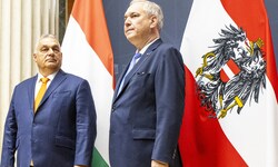 Gewichtiger Besuch im Parlament – die EU-Fahne durfte da nicht mit ins Bild.