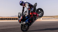 Toprak Razgatlıoğlu performt auf der neuen BMW M 1000 RR seinen „Signature Move“ – einen Stoppie (Bild: www.peterschreiber.com
TEL: +491729604600)