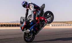 Toprak Razgatlıoğlu performt auf der neuen BMW M 1000 RR seinen „Signature Move“ – einen Stoppie