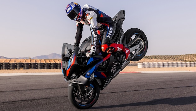 Toprak Razgatlıoğlu performs his "signature move" on the new BMW M 1000 RR - a stoppie (Bild: www.peterschreiber.com
TEL: +491729604600)