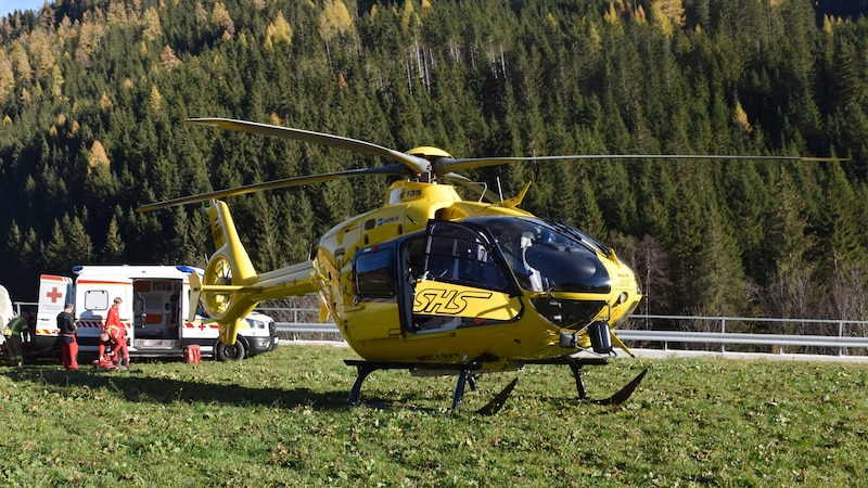 Der 93-Jährige wurde mit dem Notarzthubschrauber Heli 4 in das Krankenhaus nach Schwaz geflogen. (Bild: zoom.tirol)