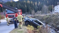 Der Wagen musste von einem Abschleppdienst und der Feuerwehr geborgen werden. (Bild: zoom.tirol)