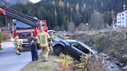 Der Wagen musste von einem Abschleppdienst und der Feuerwehr geborgen werden.