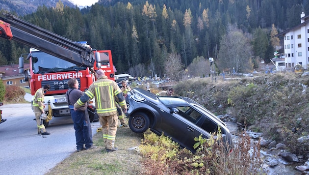 Der Wagen musste von einem Abschleppdienst und der Feuerwehr geborgen werden. (Bild: zoom.tirol)