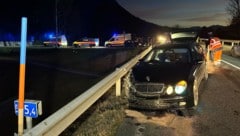 Der Wagen des 23-Jährigen kam auf der Loferer Straße rund 30 Meter nach der Unfallstelle zum Stillstand. (Bild: zoom.tirol)