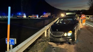 Der Wagen des 23-Jährigen kam auf der Loferer Straße rund 30 Meter nach der Unfallstelle zum Stillstand. (Bild: zoom.tirol)