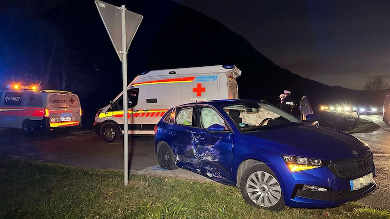 Das Fahrzeug des 18-Jährigen wurde auf die Gemeindestraße geschleudert. (Bild: zoom.tirol)