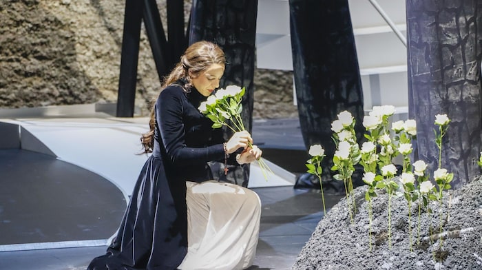 Athanasia Zöhrer gibt in der Rolle der Agathe ihr Debüt