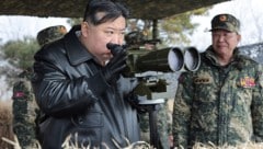 Kim Jong Un schickte Hilfe – Russlands Wladimir Putin leugnet das nicht (Archivbild). (Bild: AP/KCNA via KNS)