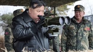 Kim Jong Un schickte Hilfe – Russlands Wladimir Putin leugnet das nicht (Archivbild). (Bild: AP/KCNA via KNS)