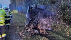 Nachdem sich das Auto überschlagen hatte, kam es auf einem Grünstreifen neben der Autobahn zum Stillstand. (Bild: FF Lebring-St. Margarethen)