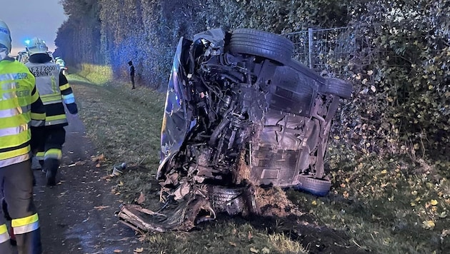 Nachdem sich das Auto überschlagen hatte, kam es auf einem Grünstreifen neben der Autobahn zum Stillstand. (Bild: FF Lebring-St. Margarethen)