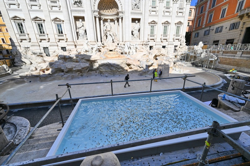 Der Trevi-Brunnen in Rom kann wegen der Restaurierungsarbeiten nur durch transparente Paneele betrachtet werden, die in einiger Entfernung vom Denkmal aufgestellt wurden. (Bild: AFP)