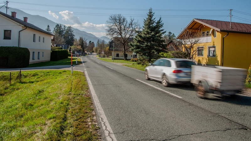 Es gibt auch zahlreiche Autoausfahren entlang der Bundesstraße. (Bild: Arbeiter Dieter)