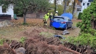 Der PKW-Lenker landete mit seinem Wagen im Garten. (Bild: FF Bürmoos)