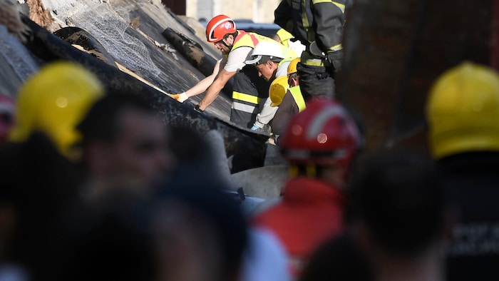 Einsatzkräfte der Feuerwehr suchen nach Überlebenden.