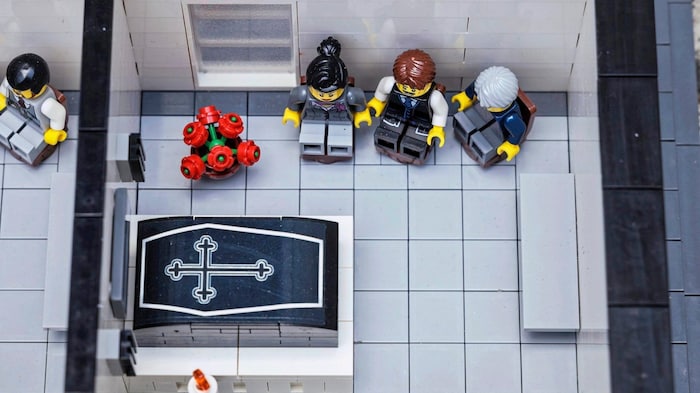 Mit Klemmbausteinsets den Kindern den Ablauf von Begräbnissen erklären.