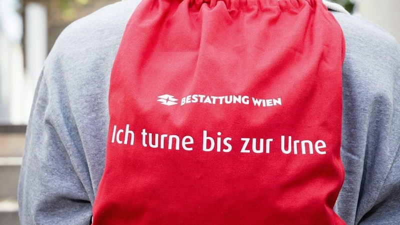 Turnbeutel „Ich turne bis zur Urne“. (Bild: © 2024 Harald Lachner)