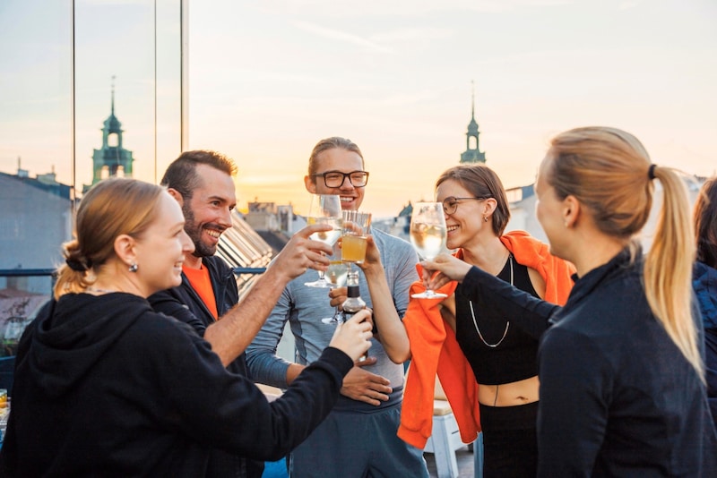 Zuerst Sport und danach auf ein Gläschen an die Bar – das ist der neue After-Work-Trend aus den USA. Auch in Wien startet jetzt ein Laufclub. (Bild: © Gregory Culbengan | www.adrianalmasan.com)