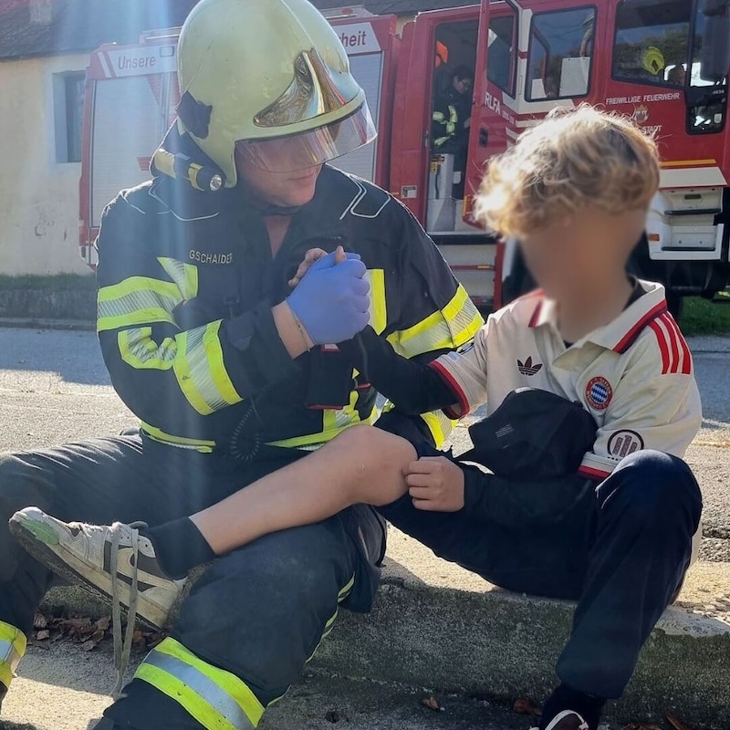 Ein Handshake nach der geglückten Rettungsaktion (Bild: FF Baden-Stadt)