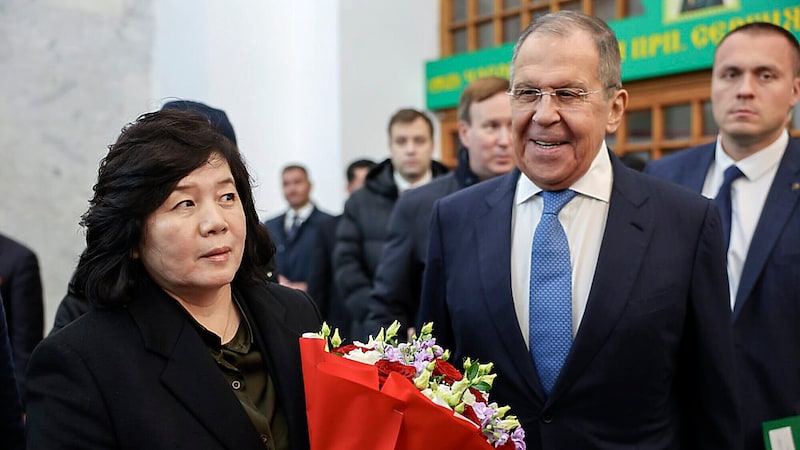 Die nordkoreanische Außenministerin Choe Son Hui wurde von ihrem russischen Amtskollegen Sergej Lawrow mit Blumen empfangen. (Bild: APA/AP)