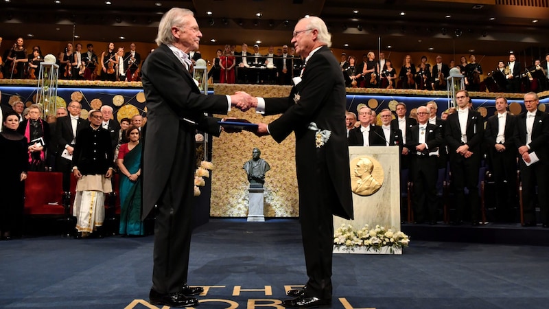 Peter Handke bei der Verleihung des Literaturnobelpreises 2019. Insgesamt 121 Personen wurde bislang diese Ehre zuteil, die meisten werden Sie nicht kennen. Wurde der Einfluss der Literatur also immer schon überschätzt? (Bild: Jonas Ekstromer)