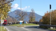 Noch immer nicht in Betrieb: Die Ampel soll den Stau entschärfen. (Bild: Roland Hölzl)