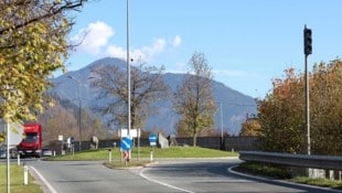 Noch immer nicht in Betrieb: Die Ampel soll den Stau entschärfen. (Bild: Roland Hölzl)