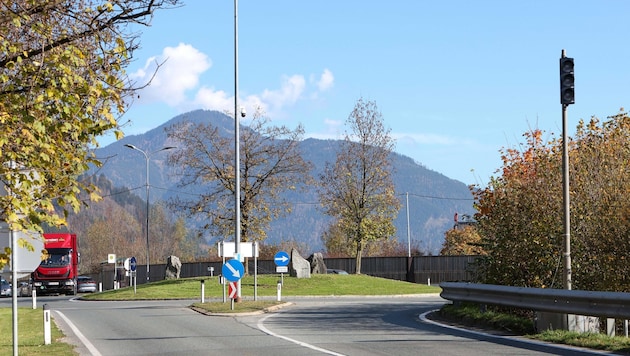 Noch immer nicht in Betrieb: Die Ampel soll den Stau entschärfen. (Bild: Roland Hölzl)