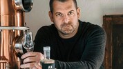 Wolfgang Achs mit seinem „AX“. Sieben Brände gibt es zum Verkosten.