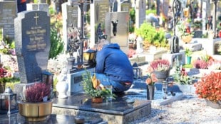 Bei strahlendem Sonnenschein konnten die Tiroler am Freitag ihre Liebsten, die schon verstorben sind, am Friedhof besuchen. (Bild: Birbaumer Christof/Krone KREATIV)