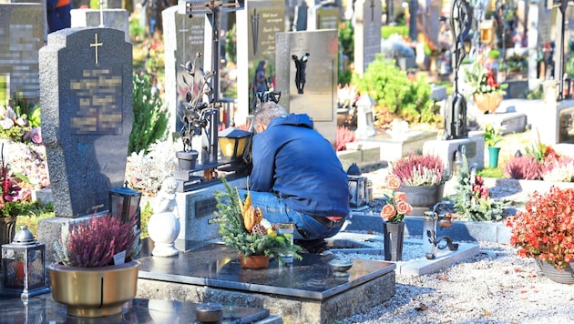 Bei strahlendem Sonnenschein konnten die Tiroler am Freitag ihre Liebsten, die schon verstorben sind, am Friedhof besuchen. (Bild: Birbaumer Christof/Krone KREATIV)