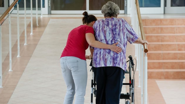 Den Gang ins Altersheim verzögern – dieses Ziel haben viele Senioren. Ihnen stehen spezielle mobile Pflegekräfte („Community Nurses“) beratend zur Seite. (Bild: Tschepp Markus)