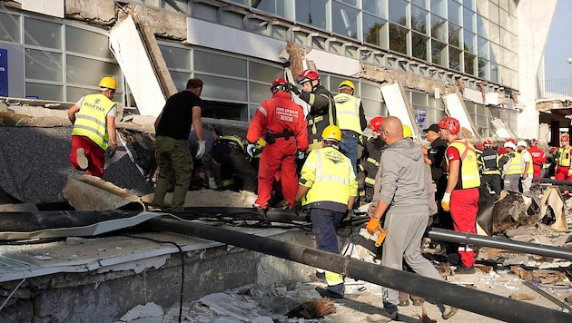 Numerous people were buried under the debris of the canopy. (Bild: APA/AP)