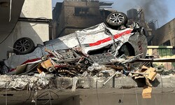Ein zerstörtes Rettungsauto in der Nähe eines Spitals im nördlichen Gazastreifen