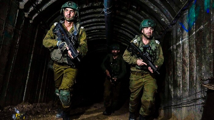 Israelische Soldaten durchqueren einen Hamas-Tunnel im nördlichen Gazastreifen.