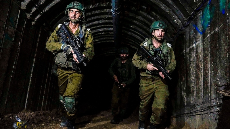 Israelische Soldaten durchqueren einen Hamas-Tunnel im nördlichen Gazastreifen. (Bild: APA/AP)