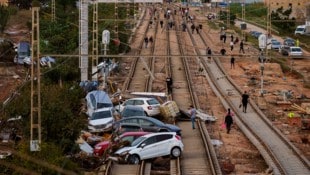 Zerstörte Autos und kaputte Gleise in Sedavi (Provinz Valencia)  (Bild: APA/AP)