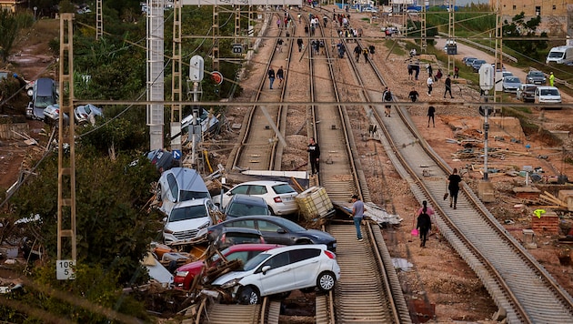 Destroyed cars and broken tracks in Sedavi (province of Valencia) (Bild: APA/AP)