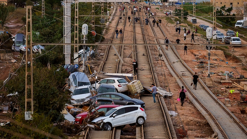 Zerstörte Autos und kaputte Gleise in Sedavi (Provinz Valencia) (Bild: APA/AP)