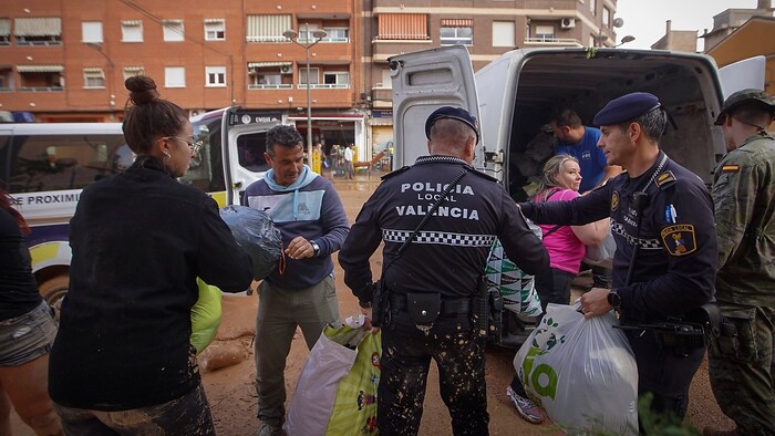 Hilfsgüterverteilung an die Bevölkerung von Valencia
