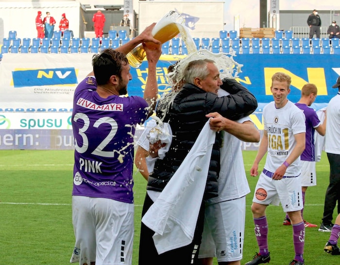 Pink feierte mit Pacult 2021 den Aufstieg.