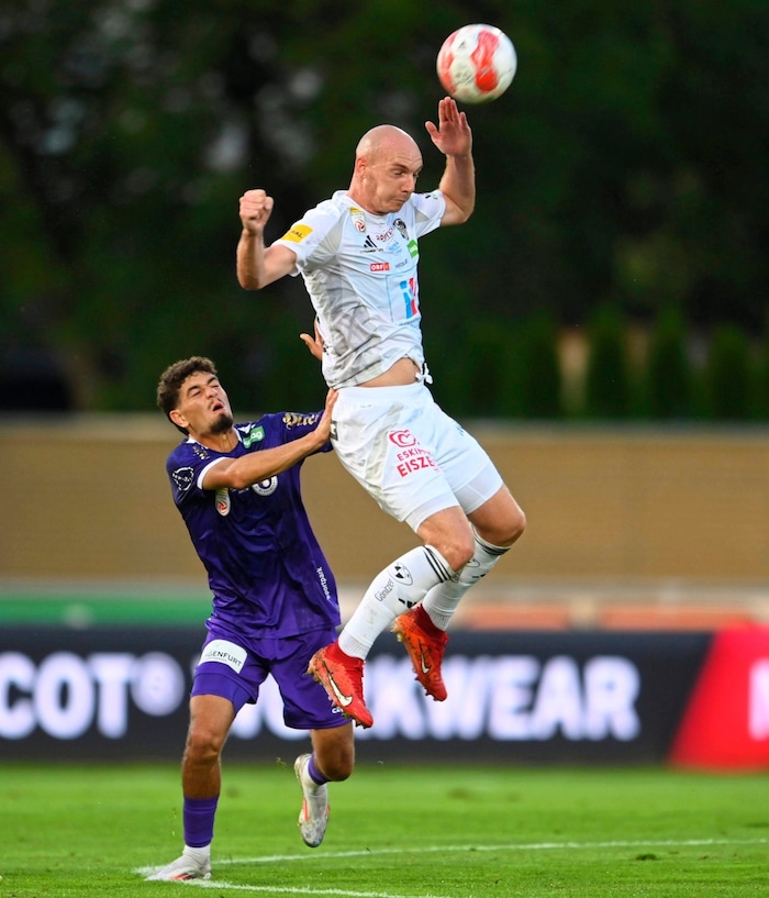 Kopfballungeheuer Wimmer warnt vor allem vor Austrias Bobzien (li.).